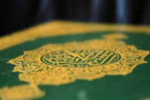 گذری بر قرآن خطی با تذهیب نفیس و ترجمه نستعلیق