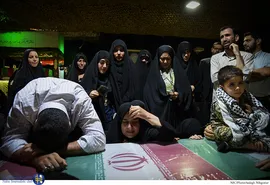 وداع خانواده با پیکر شهید مدافع حرم مهدی نریمانی در معراج شهدا