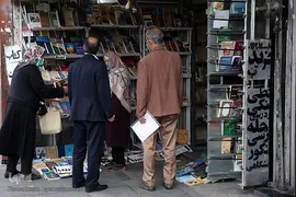 یک واحد صنفی کتابفروشی در بازار کتاب میدان انقلاب