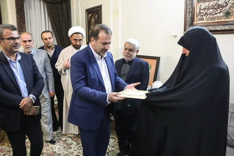 دیدار با خانواده شهدا، روحیه خدمت را در مسئولان تقویت می‌كند