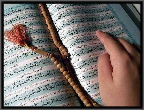 تفکر و تدبر در قرآن مانع سطحی‌نگری انسان می‌شود