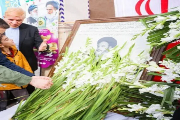 بیت امام خمینی(ره) در شهر قم گلباران شد