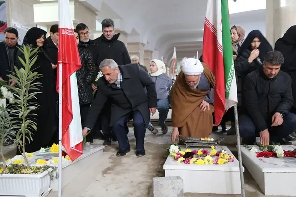 آیین گلباران مزار شهدای وادی رحمت تبریز