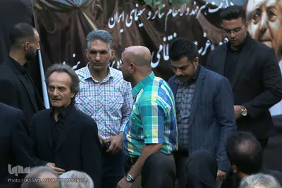 شهداد روحانی در مراسم تشییع جنازه عزت الله انتظامی