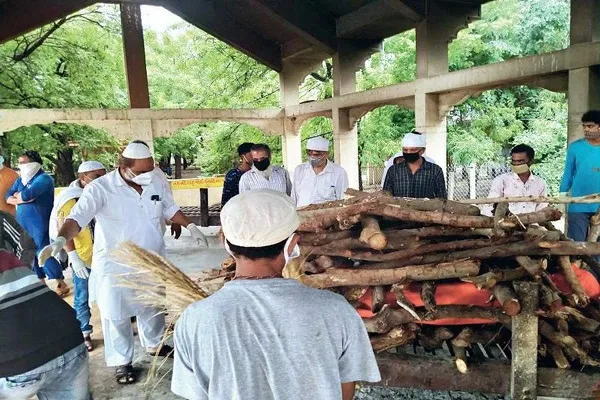 مسلمانان؛ یاریگر تدفین متوفی کرونایی در هند