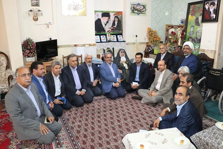 دیدار سرپرست استانداری کرمان با خانواده شهیدان «سیف‌الدینی‌ راد» و «حسن‌زاده»