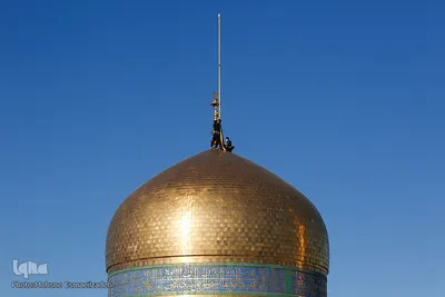 تعویض پرچم گنبد حرم امام رضا(ع)
