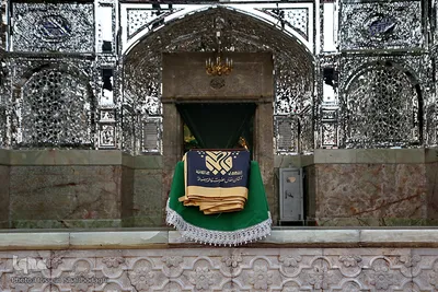 Schwarze Trauerflagge auf Kuppel des Heiligtums von Fatima Masuma