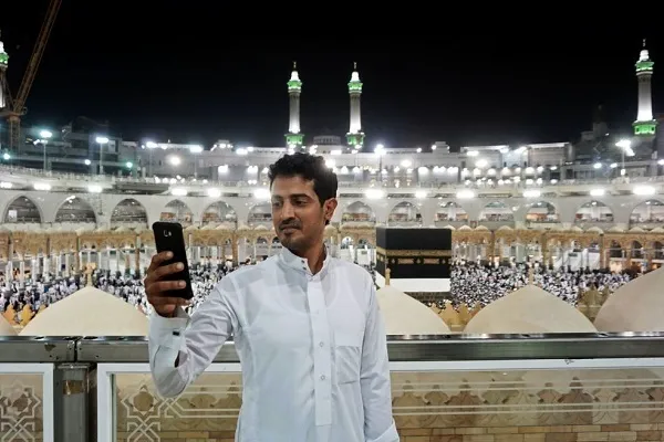 Pinayuhan ng mga Awtoridad ang mga Peregrino ng Hajj Laban sa Pagkuha ng Napakaraming mga Selfie sa Dakilang Moske