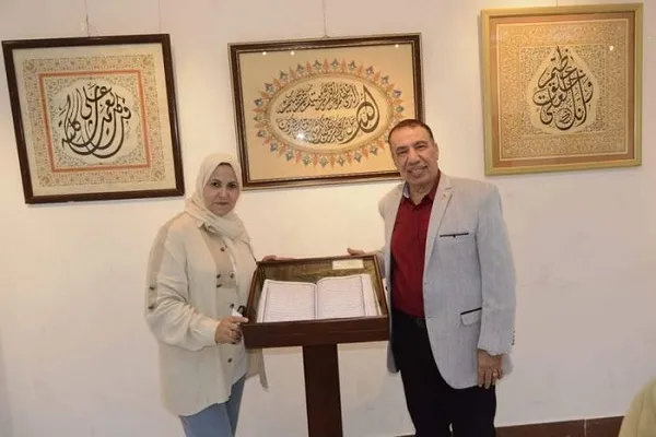 بالصور..حكاية دكتور عظام كتب القرآن بخط يده في 3 سنوات بمصر