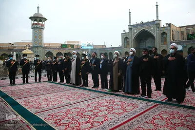 Schwarze Trauerflagge auf Kuppel des Heiligtums von Fatima Masuma