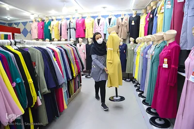 فاطمه بیت‌سیاح، 34 ساله، 5 سال است که در بازار کار می کند. او می‌گوید: پس از اتمام لیسانس، موفق به یافتن شغل متناسب با رشته تحصیلی‌ام نشدم ولی برای تامین نیازهای شخصی خودم به کار در مانتو فروشی مشغول شدم.
 فاطمه ایجاد شغل برای بانوان را نیاز جامعه می‌داند.