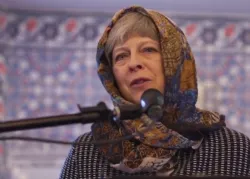 Theresa May porte un voile dans le clip de présentation de l’opération “Visite ma mosquée”