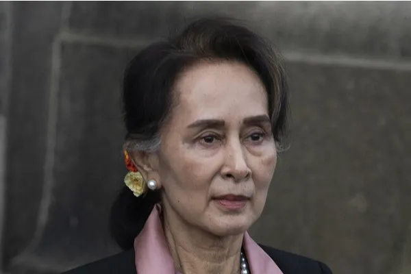 Myanmar'ın devrik liderine 4 yıl hapis cezası verildi
