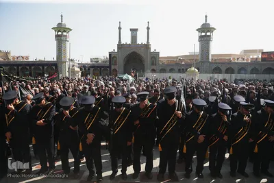 ⁨دسته خادمان حضرت معصومه(س) در روز شهادت امام رضا⁩(ع)