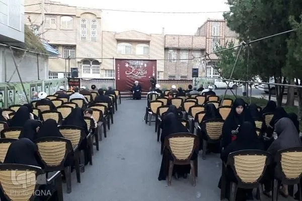 فرهنگ رایج دنیا به دنبال تهی کردن جوامع از هویت است