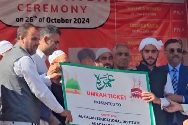 Kashmir: Iginawad ng Instituyon ang Tiket ng Umrah sa Natitirang Mag-aaral sa Pagsasaulo ng Quran