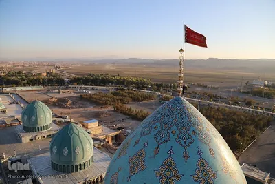آیین تعویض پرچم گنبد آستان مسجد مقدس جمکران در آستانه ایام فاطمیه