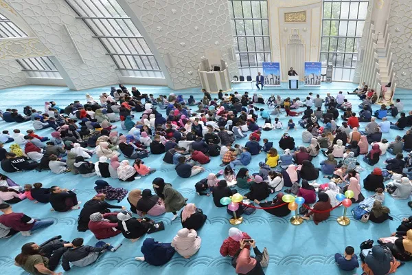 Almanya'da Müslüman öğrenciler camide dua ederek okula başladı