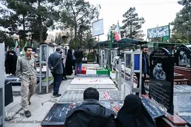 غبارروبی مزار شهدا در آخرین پنجشنبه سال ۱۳۹۷