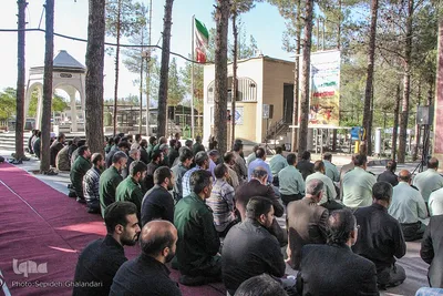 غبارروبی مزار شهدای خراسان جنوبی توسط خبرنگاران