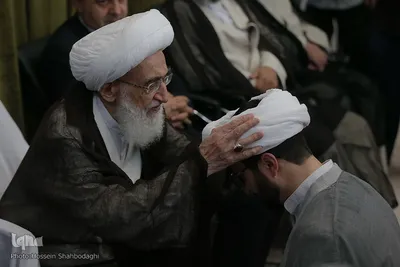 ⁨عمامه‌گذاری در بیوت مراجع هم‌زمان با روز عید غدیر⁩