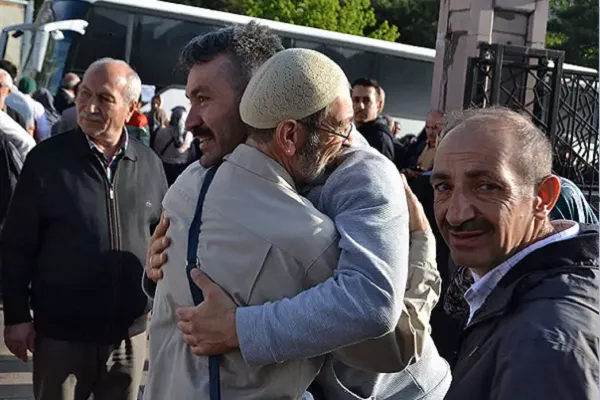 Türkiye'nin ilk hac kafileleri dualarla uğurlandı