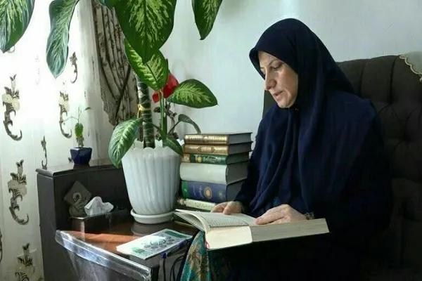 تلفیق ذوق هنری با نور قرآن/بانوی کردستانی قرآن را به نظم کُردی درآورد