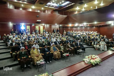 ادای احترام مهمانان کنفرانس وحدت به امام راحل