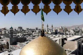 آیین تعویض پرچم گنبد منور رضوی در روز میلاد امام رضا(علیه‌السلام)