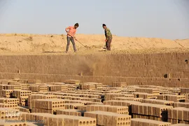اینجا آجرها نان می‌شوند