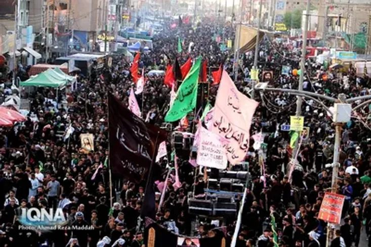 A Grande Chegada de Peregrinos do Arbaeen pela Bab al-Qibla em Direção ao Bain al-Haramain