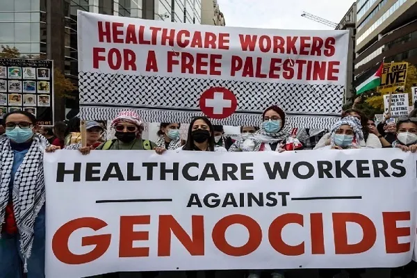 Miembros de Médicos Contra el Genocidio arrestados en Washington D.C. en medio de la represión estadounidense contra los partidarios de Gaza