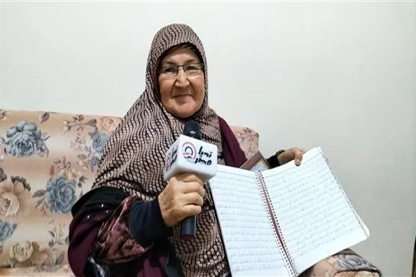 Savadsız misirli bir xanım orta yaşlarında Quranı əzbərləyib və yazıb