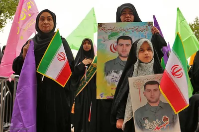 دختران «جان‌فدای ایران» در حرم شاهچراغ(ع)