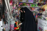 مادران خانه‌دار در طول روز کارهای زیادی را انجام می‌دهند. آن‌ها یک پرستار،معلم، آشپز، همبازی، حسابدار، خدمتکار، راننده و هزاران شغل و نقش دیگر دارند که به صورت تمام وقت و بدون دریافت هیچ حقوق و پاداشی بدون مزایای جانبی در حال کار کردن هستند.