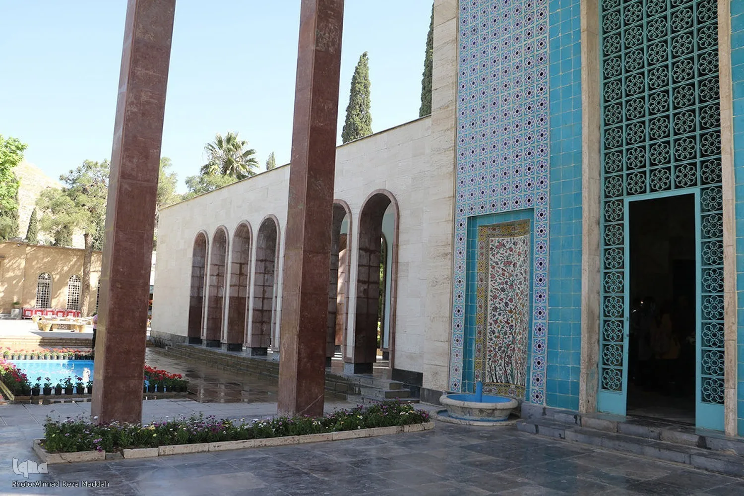 تقریر مصور | نشر الورود في مقبرة الشاعر الإيراني 