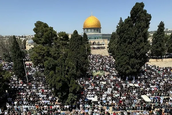 الآلاف يؤدون صلاة الجمعة بيوم القدس العالمي بالمسجد الأقصى
