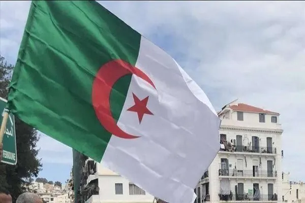 الجزائر تعيد فتح المساجد وتستأنف الأنشطة الفندقية