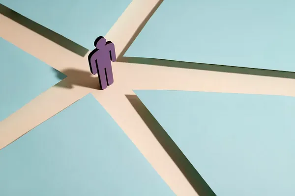 ما هو أساس الاختلاف في التكاليف الشرعية للناس وأجرهم؟