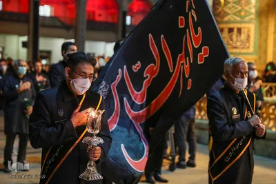 آیین لاله گردانی شام غریبان در حرم شاهچراغ (ع)