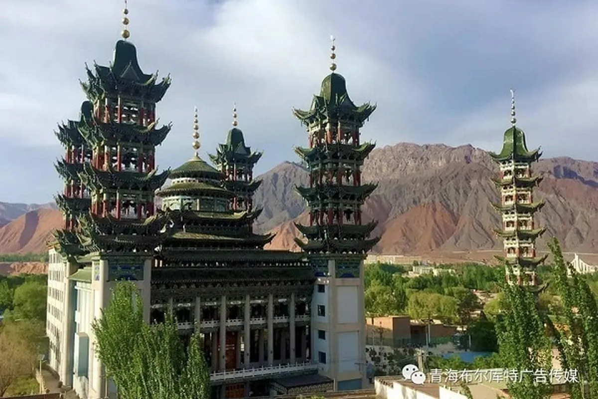 中国青海高原的特色清真寺