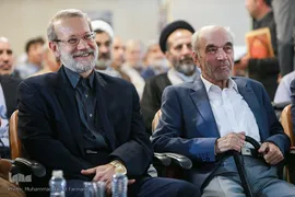 از راست رضا داوری اردکانی، فیلسوف و علی لاریجانی، رییس مجلس شورای اسلامی در مراسم بزرگداشت اولین سالگرد درگذشت حجت‌الاسلام والمسلمین احمد احمدی