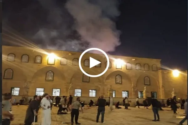 بالفيديو..جنود الاحتلال يشعلون حريقاً متعمداً في المسجد الأقصى