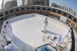 Nilinis ang Bubong ng Ka’ba (+mga Larawan)