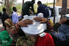 توزیع نذورات حسینی در میان گپرنشینان و اهالی فقیر روستاهای منطقه محروم جازموریان