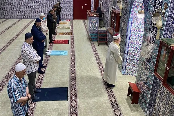 هولندا تفتح بعض المساجد أمام المصلين