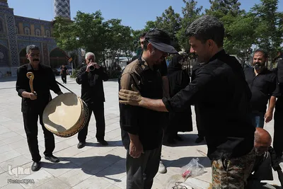 آیین گل مالی لرستانی‌ها مقیم قم در روز عاشورا
