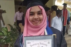 হিজাব পরায় সমাবর্তনে ঢুকতে বাধা, স্বর্ণপদক নিতে অস্বীকার মুসলিম ছাত্রীর