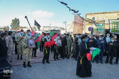 اهتزاز پرچم عزای اربعین در بین الحرمین شیراز